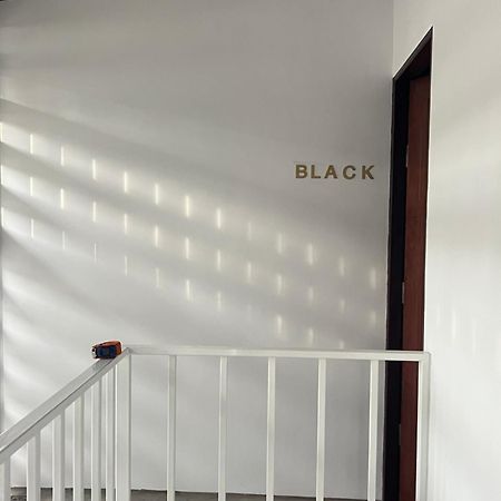 Mr Black & Ms White -Self Check In Accommodation Bangkok Exteriör bild